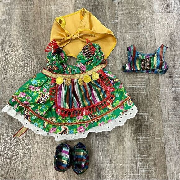 Muffy VanderBear Travel Trunk with 5 outfits and dog Lulu - Picture 8 of 9